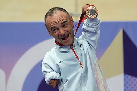 Paris Paralympics 2024 Day 1: Ricardo Ten Argiles, from Spain, shows his bronze medal in Men's C1 3000m individual pursuit final